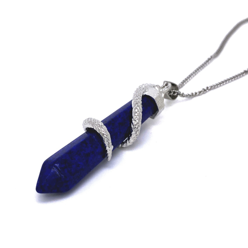 KAMENÝ PŘÍVĚSEK (LAPIS LAZULI) S OZDOBOU HADA V BARVĚ BÍLÉHO ZLATA (55,5CM)