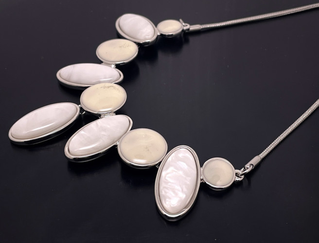 ELEGANTNÍ NÁHRDELNÍK V TÓNU STŘÍBRA S BÍLOU PERLEŤOVOU OZDOBOU - TRENDY PAŘÍŽE