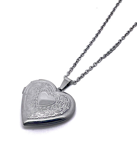 OTEVÍRACÍ MEDAILONEK VZORU SRDCE S GRAVÍROVANÝMI ORNAMENTY NA ŘETÍZKU (50CM)