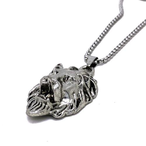 PŘÍVĚSEK HLAVY LVA S GRAVÍROVANÝMI DETAILY NA ŘETÍZKU (59CM)