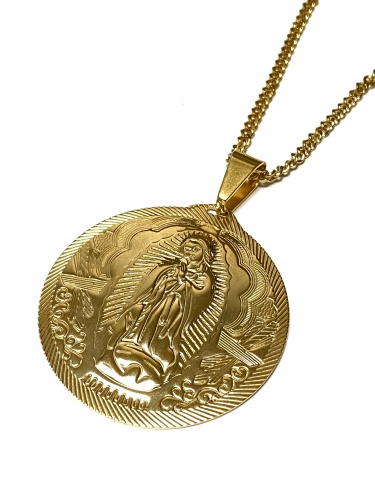 VĚTŠÍ MEDAILONEK SE ZDOBENÝM GRAVÍROVÁNÍM PANNY MARIE Z UŠLECHTILÉ OCELI