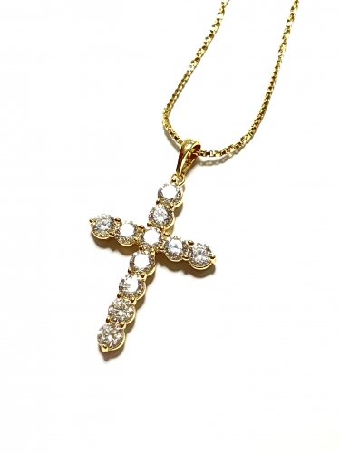 KŘÍŽEK S BÍLÝMI TŘPYTIVÝMI KRYSTALY NA ŘETÍZKU V BARVĚ 14K ZLATA (49CM)