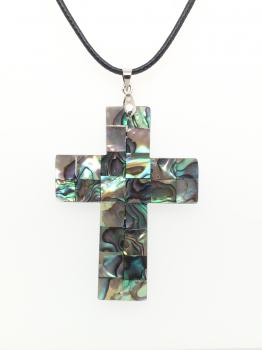 PŘÍVĚSEK KŘÍŽE S MOZAIKOVOU ABALONE PERLETÍ NA ŠŇŮRCE