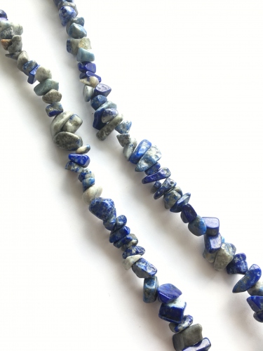 DLOUHÝ NÁHRDELNÍK Z TROMLOVANÝCH KAMENU LAPIS LAZULI (80CM)
