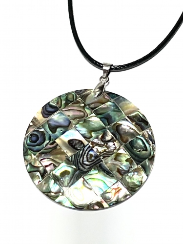KULATÝ MOZAIKOVÝ PŘÍVĚSEK S ABALONE PERLETÍ NA ŠŇŮRCE (45 - 49,5CM)