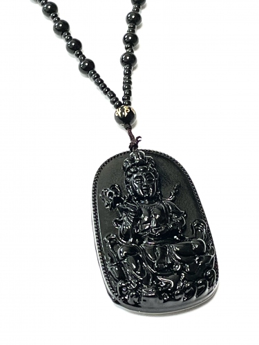 AMULET BOHYNĚ MILOSRDENSTVÍ VYŘEZANÝ V ČERNÉM OBSIDIÁNU