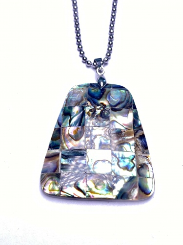 PŘÍVĚSEK S MOZAIKOVOU ABALONE PERLETI NA ŘETÍZKU Z UŠLECHTILÉ OCELI (51CM)