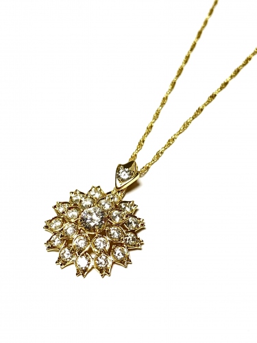 ŘETÍZEK SE ZÁŘIVÝM PŘÍVĚSKEM VE TVARU KVĚTU BOHATĚ ZDOBENÝ KRYSTALY (46CM)
