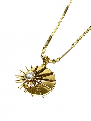 PLOCHÝ PŘÍVĚSEK SE ZÁŘIVÝM SLUNCEM S BÍLÝM KRYSTALEM NA ZDOBNÉM ŘETÍZKU