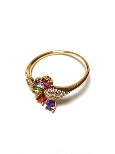 PRSTEN BARVY 18K ZL. ZDOBENÝ PŮVABNOU OZDOBOU S MULTICOLOR KRYSTALY A ZIRKONY(CZ)