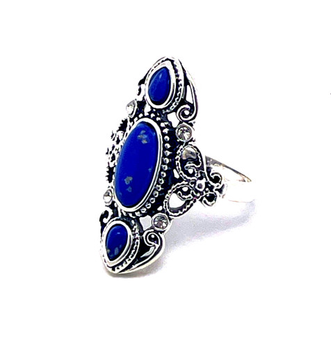 OKOUZLUJÍCÍ PRSTEN S LAPIS LAZULI DOZDOBENÝ TEPANÝMI ORNAMENTY - II. JAKOST