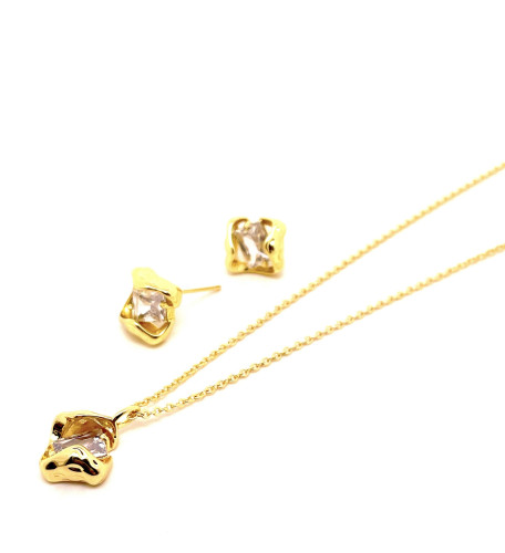 ELEGANTNÍ SET NÁUŠNIC, PŘÍVĚSKU A ŘETÍZKU V TÓNU 14K ZLATA S ČIRÝM KRYSTALEM