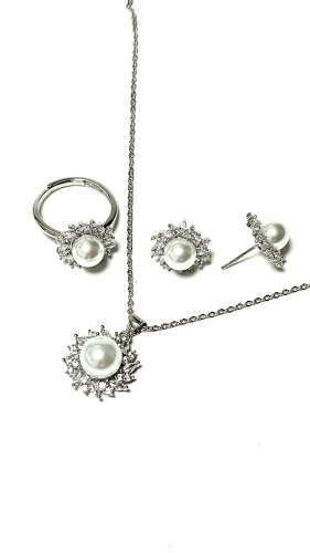 ELEGANTNÍ SET SE SYNT. BÍLOU PERLOU OHRANIČENOU ZÁŘIVÝMI KRYSTALY + ŘETÍZEK