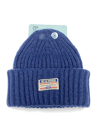 MÓDNÍ ZIMNÍ ČEPICE S NÁŠIVKOU - UNISEX (NAVY-TMAVĚ MODRÁ)
