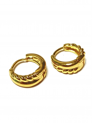 LESKLÉ NÁUŠNICE S PLETENÝM BOČNÍM ZDOBENÍM V BARVĚ 14K ZLATA (1,3CM)