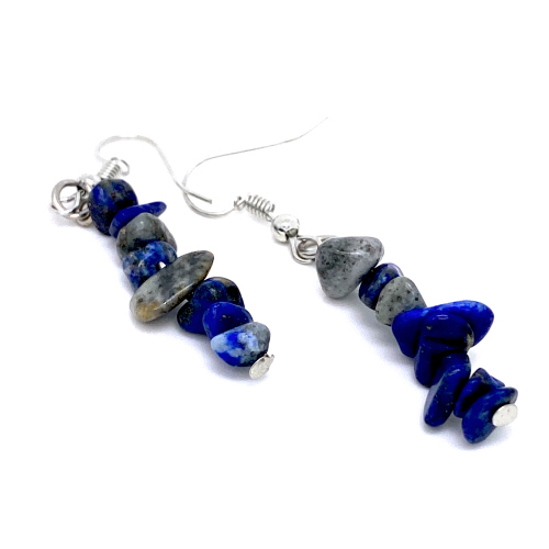 VISACÍ NÁUŠNICE S TROMLOVANÝM LAPIS LAZULI - NA AFROHÁČEK (5,4CM)