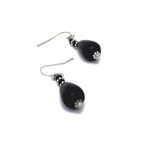 TRENDY NÁUŠNICE NA AFROHÁČEK Z UŠLECHTILÉ OCELI S ČERNOU OZDOBOU VZORU KAPKY