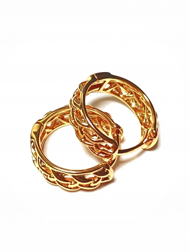 PŮVABNÉ KRUHOVÉ NÁUŠNICE ZDOBENÉ GRAVÍREM V BARVĚ 18K ZLATA (1,5CM)