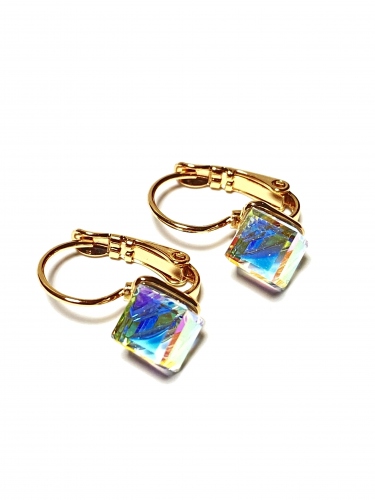 NÁUŠNICE V BARVĚ 18K ZLATA S DUHOVÝM KRYSTALEM VE TVARU KOSTKY (AB EFEKT)