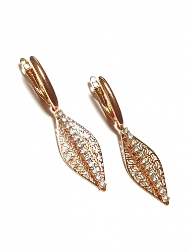 NÁUŠNICE S VISACÍ OZDOBOU V DESIGNU GRAVÍROVANÉHO LISTU S KRYSTALOVÝM PRUHEM