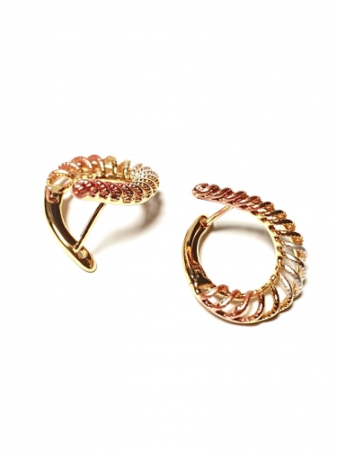 NÁUŠNICE V BARVĚ 18K ZLATA S PROŘEZAVÁNÝM MODNÍM ZDOBENÍM