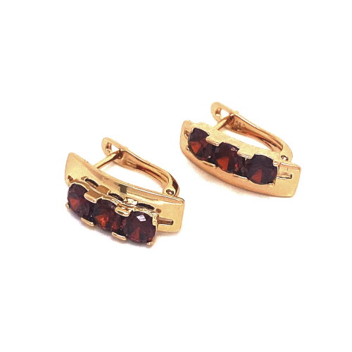 HLADKÉ OBDÉLNÍKOVÉ NÁUŠNICE V BARVĚ 18K ZLATA S ŘADOU TŘÍ RUDÝCH KRYSTALU