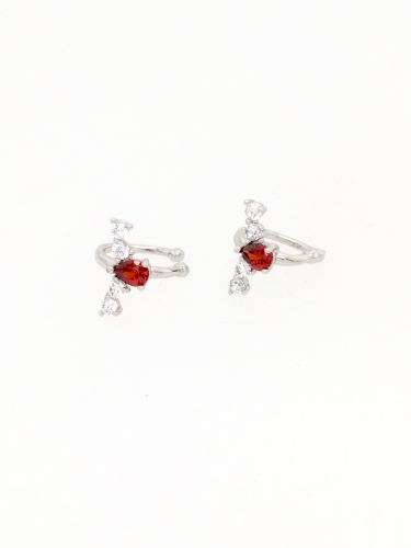 NÁUŠNIČKY S OZDOBAMI VE TVARU KŘÍDEL A KRYSTALKY S BARVOU RUBÍNU (1,1CM)