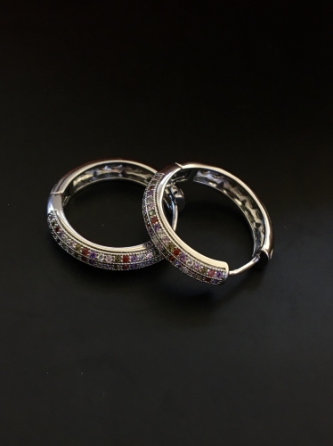 KREOLE NÁUŠNICE V BARVĚ BÍLÉHO ZLATA S MULTICOLOR KRYSTALY (2,1CM)