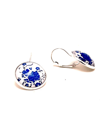NÁUŠNICE VINTAGE STYLU S PŮVABNOU MODROU KVĚTINOVOU OZDOBOU (3CM)