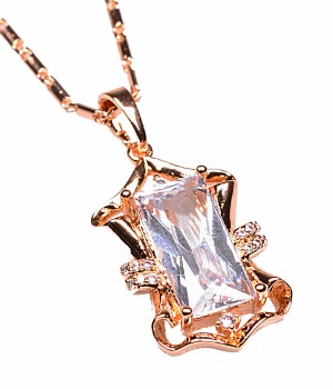 PŘÍVĚSEK S KŘIŠŤÁLOVÝM KRYSTALEM BRUSU EMERALD S ŘETÍZKEM