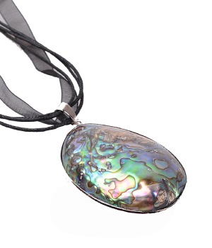 PŘÍVĚSEK VE TVARU VELKÉ KAPKY Z ABALONE PERLETÍ NA ČERNÉ ŠŇŮRCE